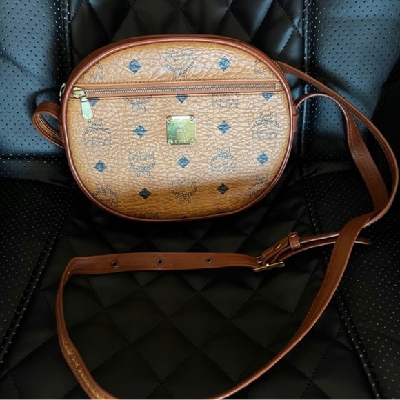 MCM Handbags - Authentic
Hardware tarnish
No dustbag
Zipper works good
Pls check all photos